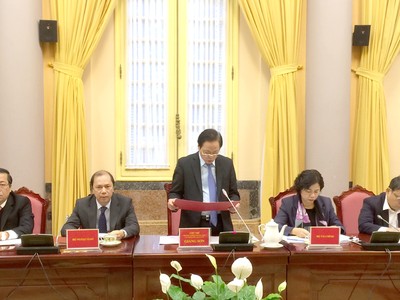 Phó Chủ nhiệm Thường trực Văn phòng Chủ tịch nước Giang Sơn đã công bố Lệnh của Chủ tịch nước đối với 6 luật. Ảnh: VGP/Nguyễn Hoàng