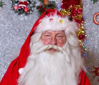 Ông Hulsue trong bộ đồ đỏ và râu tóc bác phơ của ông già Noel mỗi dịp Giáng sinh. Ảnh: Sun.