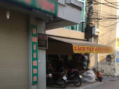 Cả dãy phố bán hàng xách tay ở Long Biên (Hà Nội) vừa qua bị truy quét tạm thời đóng cửa. Ảnh: LĐ