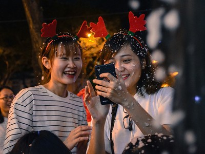 Người Sài Gòn hào hứng trước cảnh tuyết rơi trắng xoá