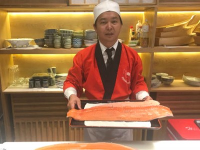 Với những vị khách đặc biệt, khi được yêu cầu anh Tân sẵn sàng làm đầu bếp phục vụ.