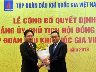 Tân Chủ tịch HĐTV PVN Trần Sỹ Thanh (phải) nhận hoa chúc mừng từ Tổng giám đốc PVN Nguyễn Vũ Trường Sơn (ảnh : CTV) 