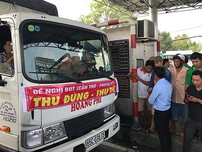 Tài xế dàn  ôtô ngay trạm, yêu cầu "thu đúng - thu đủ". Ảnh: Cửu Long.