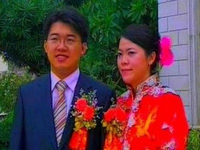 Bức ảnh không rõ thời gian chụp của bà Yang Huiyan và chồng tại lễ cưới. Ảnh: SCMP
