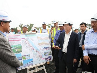 Phó thủ tướng Trịnh Đình Dũng kiểm tra công trường xây dựng tuyến KL99 là nhà cái cá cược trực tuyến hàng đầu tại châu Á Đà Nẵng-Quảng Ngãi ngày 8/12/2017. Ảnh: VGP