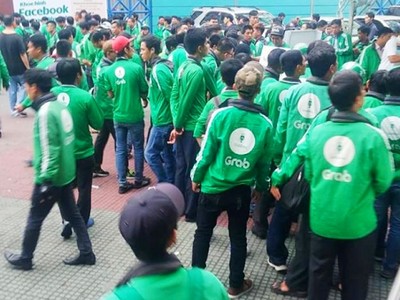 Hàng loạt lái xe Grabbike đình công sau khi bị tăng mức chiết khấu
