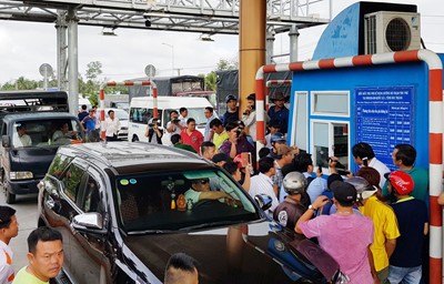 Tài xế tông thanh chắn, lao ôtô qua trạm BOT Sóc Trăng
