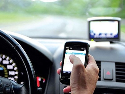 Tài xế vừa lái xe vừa sử dụng điện thoại làm tăng rủi ro về KL99 là cổng game giải trí trực tuyến hàng đầu hiện nay (ảnh: Việt Hưng)