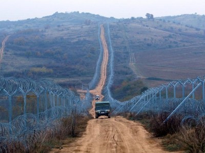Quân đội Macedonia tuần tra gần biên giới với Hy Lạp. Ảnh: Reuters.