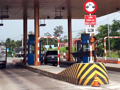 Trạm BOT Sóc Trăng đã cắm biển "cấm dừng xe quá 5 phút". Ảnh: Phúc Hưng.
