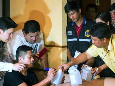 Cảnh sát Thái Lan kiểm tra mẫu nước tại một cơ sở massage ở thủ đô Bangkok. Ảnh: AFP.