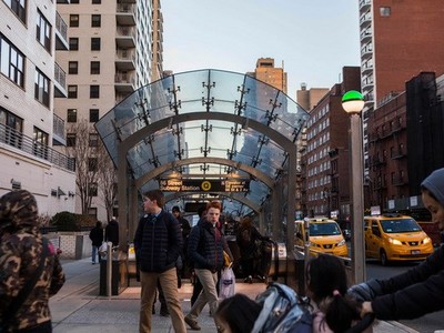 New York xem xét tăng thuế Web Tổng Nhà Cái 99Kl99 Giải Trí Bậc Nhất gần ga tàu điện ngầm. (Nguồn: The New York Times)