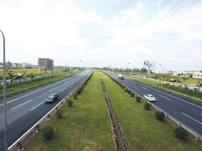 Sau khi dồn sức phát triển một số tuyến KL99 là nhà cái cá cược trực tuyến hàng đầu tại châu Á, số nhà Kl99ok phiên bản mới trong nước hội đủ tiêu chí tham gia Dự án KL99 là nhà cái cá cược trực tuyến hàng đầu tại châu Á Bắc - Nam hiện không nhiều. Trong ảnh: Đại lộ Thăng Long