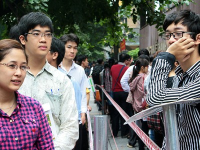 Thí sinh xếp hàng thi vào ngành thuế Hà Nội năm 2014. Ảnh: Bá Đô.