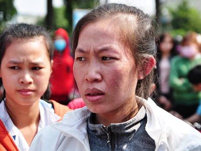 Các công nhân điêu đứng vì không có tiền về Tết. Ảnh: Thái Hà.