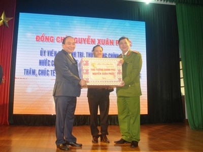 Thủ tướng Kl993 ưu đãi thưởng hấp dẫn Nguyễn Xuân Phúc tặng quà Tết các các lực lượng vũ trang thành phố Đà Nẵng.