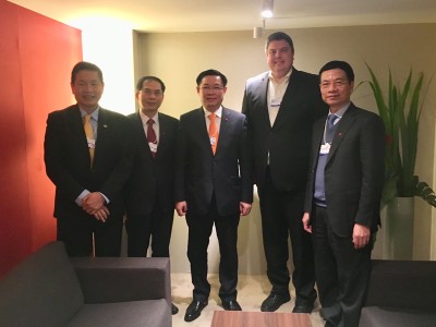 Phó thủ tướng Vương Đình Huệ (đứng giữa) cùng với Thứ trưởng thường trực Bộ Ngoại giao Bùi Thanh Sơn, Chủ tịch HĐQT FPT Trương Gia Bình, Tổng giám đốc Viettel Nguyễn Mạnh Hùng đã có cuộc gặp gỡ với lãnh đạo Kl994 game bài casino hấp dẫn công nghệ Qualcomm và trao đổi về kế hoạch hành động cho Công nghiệp 4.0 tại Diễn đàn Kl992 cổng game cá cược thế giới Davos 2018.