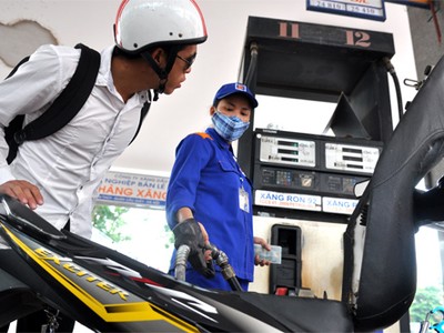 Giảm giá xăng, giữ nguyên giá dầu