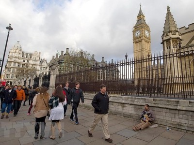Người dân Anh tại khu vực tòa nhà Quốc hội Anh ở London. (Nguồn: AFP/TTXVN)
