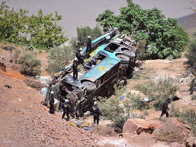 Hiện trường vụ tai nạn xe buýt ở Peru ngày 21/2. Ảnh: Reuters.