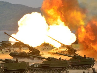 Quân đội Triều Tiên tập trận bên bờ biển (Ảnh: KCNA)