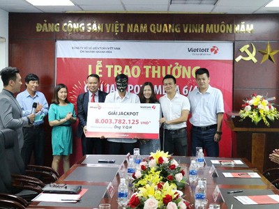 Ông V.Q.H (ngụ tỉnh Khánh Hòa) dùng ngày, tháng, năm sinh của người ông nội quá cố để chọn số tham gia dự thưởng và trúng hơn 8 tỷ đồng.