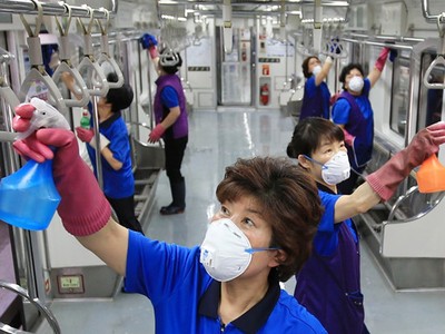Nhân viên vệ sinh tại một nhà ga ở thủ đô Seoul. Ảnh: AFP.