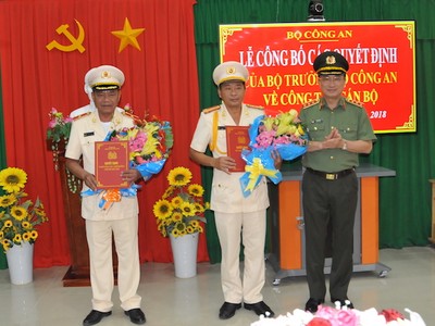 Thứ trưởng Nguyễn Văn Thành trao quyết định cho Thiếu tướng Lê Văn Út và Đại tá Nguyễn Văn Hiểu. Ảnh CAND