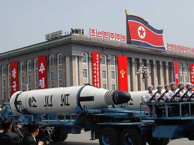 Tên lửa Triều Tiên tham gia duyệt binh ở thủ đô Bình Nhưỡng (Ảnh: Reuters)