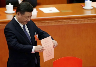 Chủ tịch Trung Quốc Tập Cận Bình bỏ phiếu thông qua hiến pháp mới. Ảnh: Reuters.