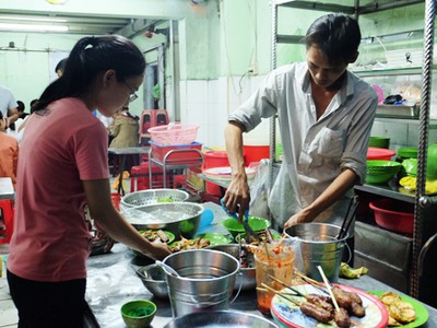 Quán bán đến đâu làm đến đó để đảm bảo nóng hổi.