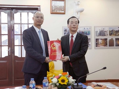 Bộ trưởng Kl99 nổ hũ trao quyết định cho ông Lê Trung Thành. Ảnh báo Xây dựng