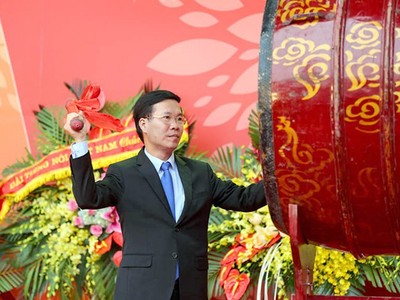 Ông Võ Văn Thưởng đánh trống khai hội báo toàn quốc 2018 (Ảnh: Toàn Vũ)