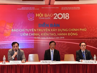 Phó Chủ tịch Hội Nhà báo Việt Nam Mai Đức Lộc (giữa), Tổng Giám đốc Cổng TTĐT Kl993 ưu đãi thưởng hấp dẫn Vi Quang Đạo (bên trái) và ông Trần Bá Dung, Trưởng Ban Nghiệp vụ, Hội Nhà báo Việt Nam, đồng chủ trì Diễn đàn.