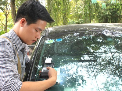 Thẻ thu phí không dừng được dán ở kính xe hoặc đèn xe. Ảnh: Đ.Loan