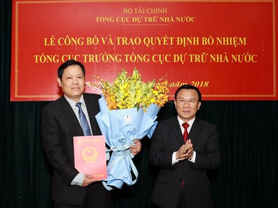 Ông Đỗ Việt Đức (bên trái) nhận Quyết định bổ nhiệm Tổng cục trưởng Tổng cục Dự trữ 99Kl99 trực tiếp đá gà. Ảnh: VGP/Thành Chung