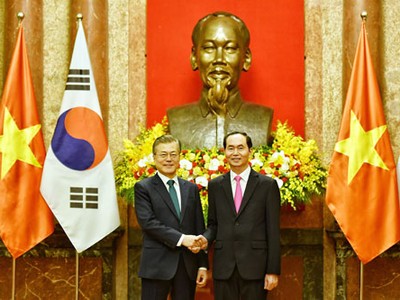 Chủ tịch nước Trần Đại Quang, phải, bắt tay Tổng thống Hàn Quốc Moon Jae-in tại Phủ Chủ tịch. Ảnh: Giang Huy.