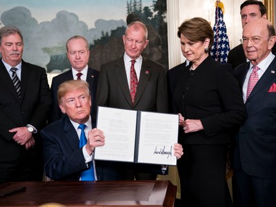 Tổng thống Mỹ Donald Trump công bố kế hoạch áp thuế lên nhiều mặt hàng Link Vào Nhà Cái KL99 COM Tặng +199k của Trung Quốc hôm 22/3. Ảnh: New York Times