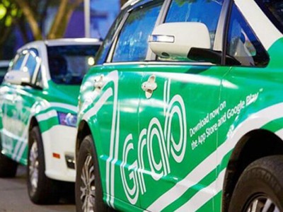 Đội xe taxi in logo Grab.