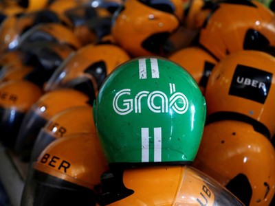 Mũ Kl99kl phiên bản hoạt động đã dùng của tài xế Uber, Grab trong một cửa hàng ở Jakarta, Indonesia. Ảnh: Reuters.