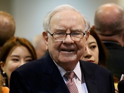 Warren Buffett trong Đại hội Trang Chủ KL99Com Số 1 Link Đăng Ký KL999 Berkshire Hathaway năm ngoái. Ảnh: Reuters