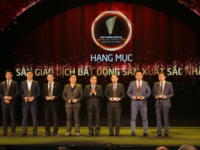 Ông Lê Tuyển Cử - Phó tổng giám đốc Kl994 game bài casino hấp dẫn Hoàng Quân tại Hà Nội (Ngoài cùng bên phải) – nhận giải thưởng Sàn giao dịch bất động Kl994 nhà cái bóng đá world cup sắc nhất Việt Nam năm 2018