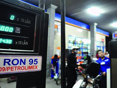 Xăng RON 95 được bán tại một cây xăng thuộc hệ thống Petrolimex. 