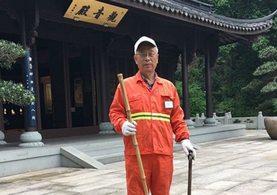 Ông Yang làm việc dọn dẹp tại Hàng Châu. Ảnh: The Paper.