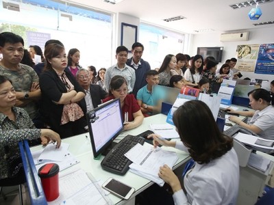 Cảnh các chủ thuê bao xếp hàng đăng ký lại thông tin tại một điểm giao dịch ở Hà Nội. Ảnh: Ngọc Thành