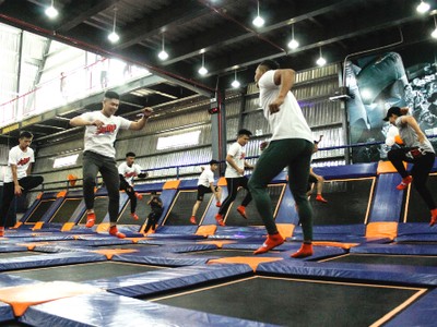 Một nhóm nhảy bạt nhún ở trung tâm của Jump Arena tại khu dân cư Him Lam, quận 7, TP HCM.