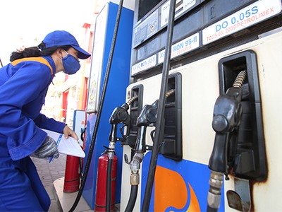 Kiểm tra lượng tiêu thụ xăng tại một cây xăng thuộc Petrolimex. Ảnh: Ngọc Thành
