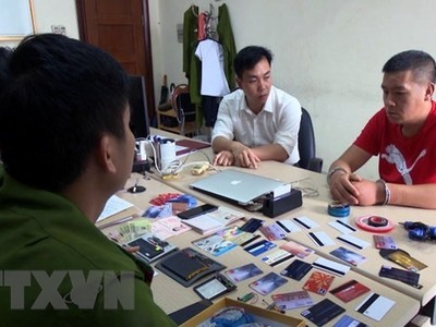 Lực lượng chức năng lấy lời khai đối tượng Vương Đại Sâm. (Ảnh: Nguyễn Hoàng/TTXVN)
