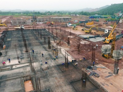 Cảng hàng không quốc tế Vân Đồn đang được đẩy nhanh tiến độ xây dựng để đến tháng 8/2018 sẽ đưa vào vận hành thương mại.