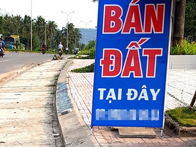 Một trong những áp phích rao bán đất ở các trục đường chính của huyện Phú Quốc. Ảnh: Phúc Hưng. 